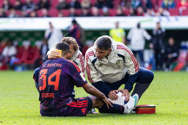 Deutschland: FC Augsburg vs FC Bayern München, 1. Bundesliga, 5. Spieltag, Saison 2026 27, WWK Arena (Augsburg): Ismael Saibari, (FC Bayern München, 34) mit schmerzen am Boden Augsburg WWK Arena Bayern Deutschland Copyright: xBenedictxChristx