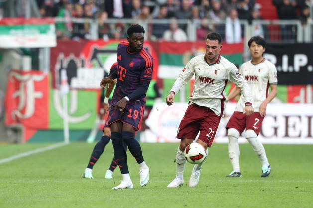 Alphonso Davies (FC Bayern Muenchen, 19) mit Arijon Ibrahimovic (FC Augsburg, 21), GER, FC Augsburg vs. FC Bayern Muenchen, Fussball, Bundesliga, 5. Spieltag, Saison 2026 2027, 10.10.2026, DFL DFB REGULATIONS PROHIBIT ANY USE OF PHOTOGRAPHS as IMAGE SEQUENCES and or QUASI-VIDEO, GER, FC Augsburg vs. FC Bayern Muenchen, Fussball, Bundesliga, 5. Spieltag, Saison 2026 2027, 10.10.2026 Augsburg Copyright: xEibner-Pressefoto JennixMaulx EP_JML
