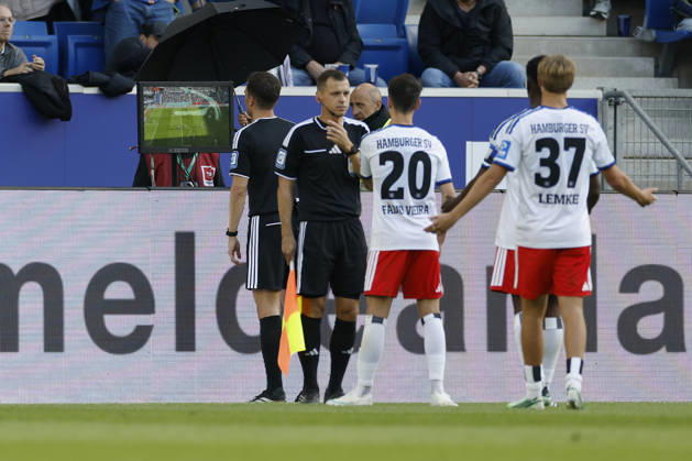 Schiedsrichter, Referee: Harm Osmers gibt den Treffer von Bambasé Conté (TSG Hoffenheim) nach Videobeweis, Video Assist, Video Beweis, TV Beweis, Video evidence nicht im Bundesliga-Spiel zwischen der TSG 1899 Hoffenheim und dem Hamburger SV in der PreZero Arena, Sinsheim, Deutschland, am 10. Oktober 2026. in action during the Bundesliga match between TSG 1899 Hoffenheim and Hamburger SV at the PreZero Arena, Sinsheim, Germany, on October 10, 2026. DFB DFL REGULATIONS PROHIBIT ANY USE OF PHOTOGRAPHS AS IMAGE SEQUENCES AND OR QUASI-VIDEO, Copyright: HMBxMedia xHeikoxBecker