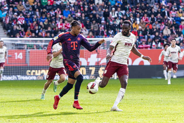 Deutschland: FC Augsburg vs FC Bayern München, 1. Bundesliga, 5. Spieltag, Saison 2026 27, WWK Arena (Augsburg): Michael Olise, (FC Bayern München, 17), Chrislain Matsima, (FC Augsburg, 5) Augsburg WWK Arena Bayern Deutschland Copyright: xBenedictxChristx