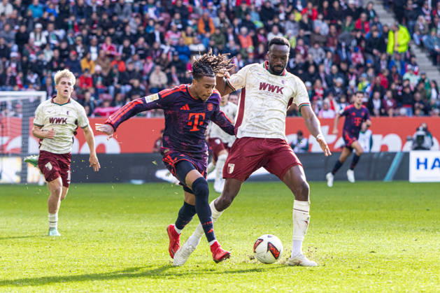 Deutschland: FC Augsburg vs FC Bayern München, 1. Bundesliga, 5. Spieltag, Saison 2026 27, WWK Arena (Augsburg): Michael Olise, (FC Bayern München, 17) im Zweikampf mit Chrislain Matsima, (FC Augsburg, 5) Augsburg WWK Arena Bayern Deutschland Copyright: xBenedictxChristx