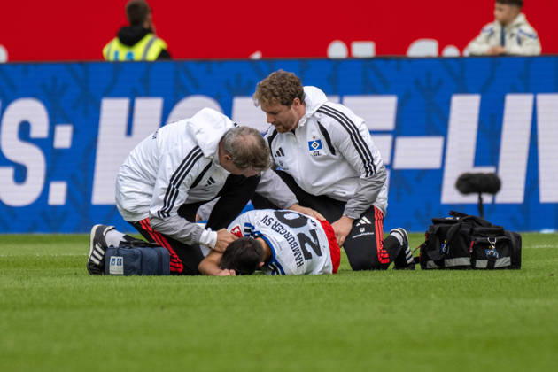 Fabio Vieira (Hamburger SV) liegt verletzt am Boden und wird behandelt. xettx, Deutschland, Sinsheim, 10.10.2026, Fussball, Bundesliga: TSG 1899 Hoffenheim vs Hamburger SV, Saison 2026 2027, 5. Spieltag, SNP Arena DFL DFB REGULATIONS PROHIBIT ANY USE OF PHOTOGRAPHS AS IMAGE SEQUENCES AND OR QUASI-VIDEO.