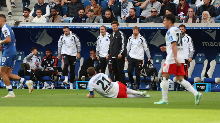 10.10.2026, xrekx, Fussball 1.Bundesliga, TSG 1899 Hoffenheim - Hamburger SV v.l. Nicolai Remberg (Hamburger SV) verletzt, Verletzung, Schmerz, Schmerzen, injured, injury, pain, pains Merlin Polzin Trainer (Hamburger SV) (DFL DFB REGULATIONS PROHIBIT ANY USE OF PHOTOGRAPHS as IMAGE SEQUENCES and or QUASI-VIDEO) Sinsheim