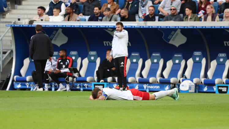 10.10.2026, xrekx, Fussball 1.Bundesliga, TSG 1899 Hoffenheim - Hamburger SV v.l. Nicolai Remberg (Hamburger SV) verletzt, Verletzung, Schmerz, Schmerzen, injured, injury, pain, pains (DFL DFB REGULATIONS PROHIBIT ANY USE OF PHOTOGRAPHS as IMAGE SEQUENCES and or QUASI-VIDEO) Sinsheim