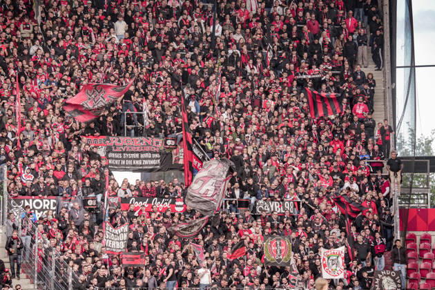 Deutschland: Fussball Saison 2026 2027 , 1. Bundesliga , 5. Spieltag , 1. FSV Mainz 05 vs. Bayer 04 Leverkusen - MEWA-Arena (Mainz) : Zuschauer, Stadion, Fans, Tribüne, Gästefans, Auswärtsblock Mainz MEWA-Arena Deutschland Germany Copyright: xBennetxLongx