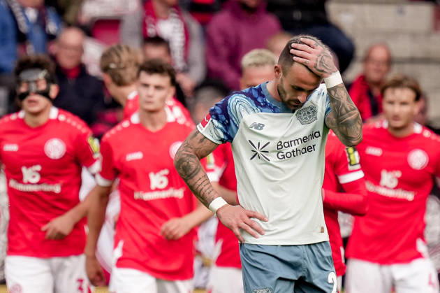 Deutschland: Fussball Saison 2026 2027 , 1. Bundesliga , 5. Spieltag , 1. FSV Mainz 05 vs. Bayer 04 Leverkusen - MEWA-Arena (Mainz) : Aleix Garcia Aleix Garcia (Bayer 04 Leverkusen, 24) Geste, Gestik, Emotion, Reaktion nach dem Gegentreffer, Gegentor Mainz MEWA-Arena Deutschland Germany Copyright: xBennetxLongx