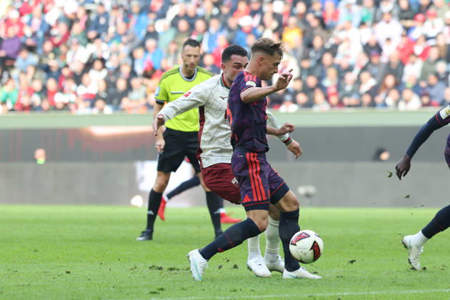 Joshua Kimmich (FC Bayern Muenchen, 06) mit Arijon Ibrahimovic (FC Augsburg, 21), GER, FC Augsburg vs. FC Bayern Muenchen, Fussball, Bundesliga, 5. Spieltag, Saison 2026 2027, 10.10.2026, DFL DFB REGULATIONS PROHIBIT ANY USE OF PHOTOGRAPHS as IMAGE SEQUENCES and or QUASI-VIDEO, GER, FC Augsburg vs. FC Bayern Muenchen, Fussball, Bundesliga, 5. Spieltag, Saison 2026 2027, 10.10.2026 Augsburg Copyright: xEibner-Pressefoto JennixMaulx EP_JML