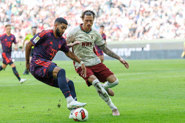 Ismael Saibari (34, FC Bayern München) und Calvin Brackelmann (2, FC Augsburg) beim Spiel zwischen FC Augsburg v FC Bayern München, Fussball, Herren, Bundesliga, 2026 2027, 5.Spieltag am 10.10.2026 in Augsburg, WWK ARENA. DFL and DFB regulations prohibit any use of photographs as image sequences and or quasi-video. Bayern Deutschland