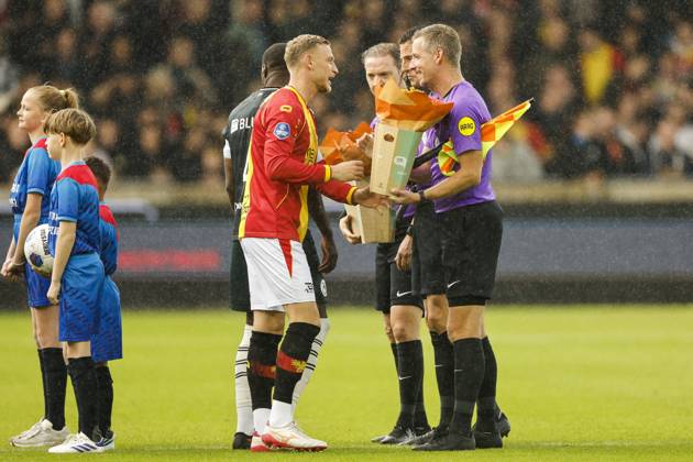 DEVENTER - Joris Kramer of Go Ahead Eagles presents a gift to referee Jeroen Manschot and his assistants during the Dutch Eredivisie match between Go Ahead Eagles and Sparta Rotterdam at De Adelaarshorst on October 10, 2026, in Deventer, the Netherlands. BART STOUTJESDIJK ANP Eredivisie 2026 27 xVIxANPxSportx xxANPxIVx 572023865 originalFilename: 572023865.jpg