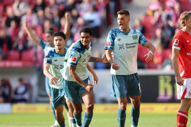10.10.2026, Fussball Bundesliga, 1. FSV Mainz 05 - Bayer 04 Leverkusen, v.l., Torjubel zum 2:3 durch Jarell Quansah (Bayer 04 Leverkusen), Patrik Schick (Bayer 04 Leverkusen), Goal celebration, celebrate the goal DFL DFB REGULATIONS PROHIBIT ANY USE OF PHOTOGRAPHS AS IMAGE SEQUENCES AND OR QUASI-VIDEO. xdcx Copyright: HMBxMedia Claus