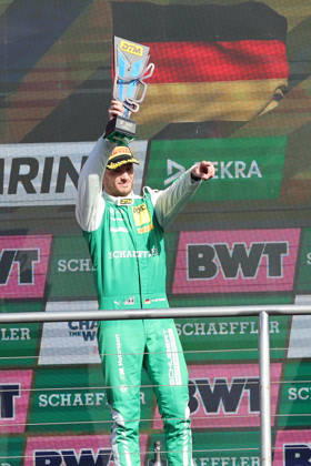Hockenheim, Deutschland 09.- 11. Oktober 2026: DTM - 2026 - Saisonfinale - Hockenheimring - Samstag Rennen 1 Im Bild: Marco Wittmann (GER 11) ragt den Pokal in die Luft und zeigt auf seine Mechaniker Hockenheimring Baden Württemberg Copyright: xFotostandx xFWMEDIAx