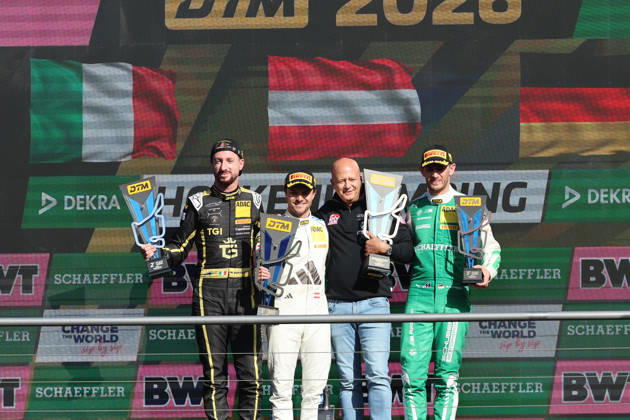 Hockenheim, Deutschland 09.- 11. Oktober 2026: DTM - 2026 - Saisonfinale - Hockenheimring - Samstag Rennen 1 Im Bild: Siegerfoto auf dem Podium; von links; Mirko Bortolotti (ITA 63), Sieger Lucas Auer (AUT 22), Winward Teamoffizieller, Marco Wittmann (GER 11) mit Pokalen in der Hand Hockenheimring Baden Württemberg Copyright: xFotostandx xFWMEDIAx