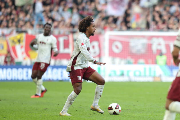 Han-Noah Massengo (FC Augsburg, 04) mit Ball, GER, FC Augsburg vs. FC Bayern Muenchen, Fussball, Bundesliga, 5. Spieltag, Saison 2026 2027, 10.10.2026, DFL DFB REGULATIONS PROHIBIT ANY USE OF PHOTOGRAPHS as IMAGE SEQUENCES and or QUASI-VIDEO, GER, FC Augsburg vs. FC Bayern Muenchen, Fussball, Bundesliga, 5. Spieltag, Saison 2026 2027, 10.10.2026 Augsburg Copyright: xEibner-Pressefoto JennixMaulx EP_JML