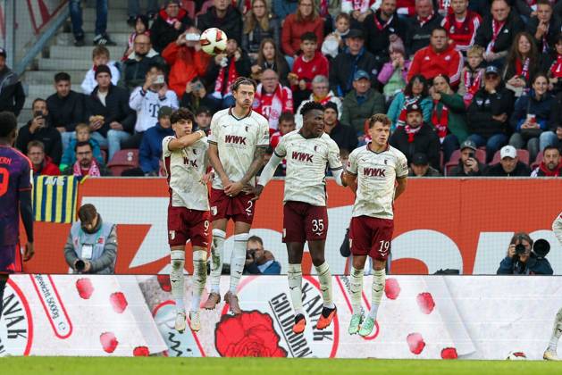 Freistoss auf die Mauer, Rodrigo Ribeiro 9 (FC Augsburg), Calvin Brackelmann 2 (FC Augsburg), Juma Bah 35 (FC Augsburg), Robin Fellhauer 19 (FC Augsburg), FC Augsburg vs. FC Bayern Muenchen, Fussball, 1. Bundesliga, 5. Spieltag, 10.10.2026 DFB DFL regulations prohibit any use of photographs as image sequences and or quasi-video Augsburg Bayern Deutschland