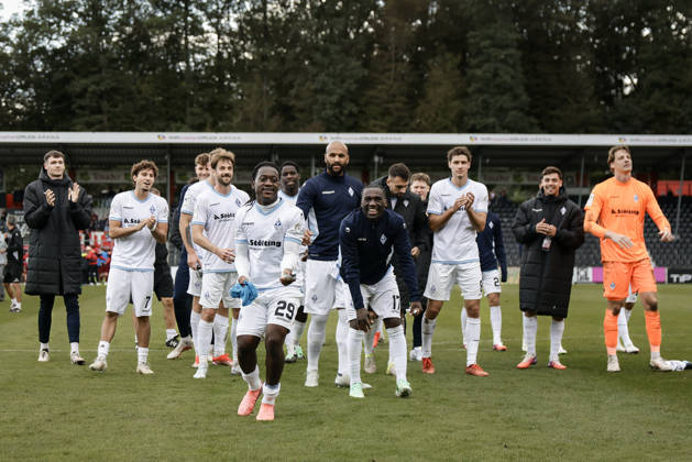 10.10.2026, xhettx, Fussball 3.Liga, SG Sonnenhof Grossaspach - SV Waldhof Mannheim v.l. Jubel nach dem Spiel mit den Fans, Nolan Muteba (SV Waldhof Mannheim, 29) im Fokus der Feier