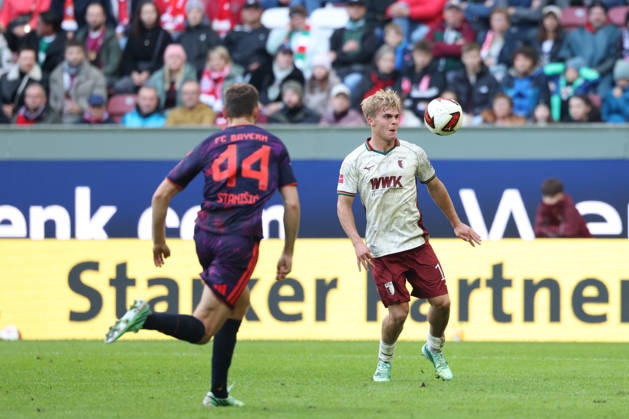 Hennes Behrens (FC Augsburg, 16) mit Josip Stanisic (FC Bayern Muenchen, 44), GER, FC Augsburg vs. FC Bayern Muenchen, Fussball, Bundesliga, 5. Spieltag, Saison 2026 2027, 10.10.2026, DFL DFB REGULATIONS PROHIBIT ANY USE OF PHOTOGRAPHS as IMAGE SEQUENCES and or QUASI-VIDEO, GER, FC Augsburg vs. FC Bayern Muenchen, Fussball, Bundesliga, 5. Spieltag, Saison 2026 2027, 10.10.2026 Augsburg Copyright: xEibner-Pressefoto JennixMaulx EP_JML