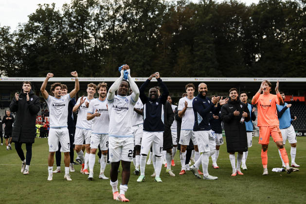 10.10.2026, xhettx, Fussball 3.Liga, SG Sonnenhof Grossaspach - SV Waldhof Mannheim v.l. Jubel nach dem Spiel mit den Fans, Nolan Muteba (SV Waldhof Mannheim, 29) im Fokus der Feier