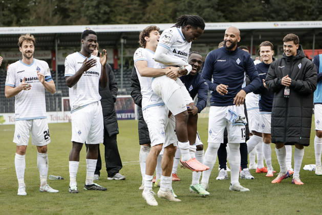 10.10.2026, xhettx, Fussball 3.Liga, SG Sonnenhof Grossaspach - SV Waldhof Mannheim v.l. Jubel nach dem Spiel mit den Fans, Nolan Muteba (SV Waldhof Mannheim, 29) im Fokus der Feier
