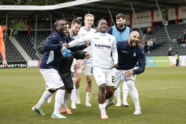 10.10.2026, xhettx, Fussball 3.Liga, SG Sonnenhof Grossaspach - SV Waldhof Mannheim v.l. Jubel nach dem Spiel mit den Fans, Nolan Muteba (SV Waldhof Mannheim, 29) im Fokus der Feier