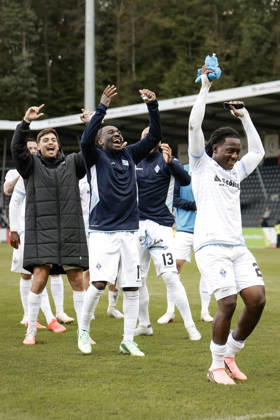 10.10.2026, xhettx, Fussball 3.Liga, SG Sonnenhof Grossaspach - SV Waldhof Mannheim v.l. Jubel nach dem Spiel mit den Fans, Nolan Muteba (SV Waldhof Mannheim, 29) im Fokus der Feier