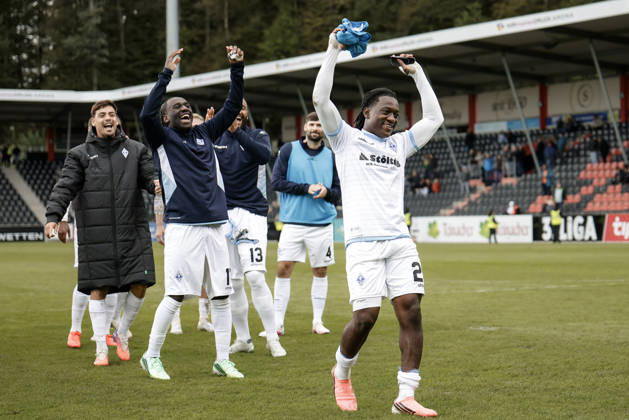 10.10.2026, xhettx, Fussball 3.Liga, SG Sonnenhof Grossaspach - SV Waldhof Mannheim v.l. Jubel nach dem Spiel mit den Fans, Nolan Muteba (SV Waldhof Mannheim, 29) im Fokus der Feier
