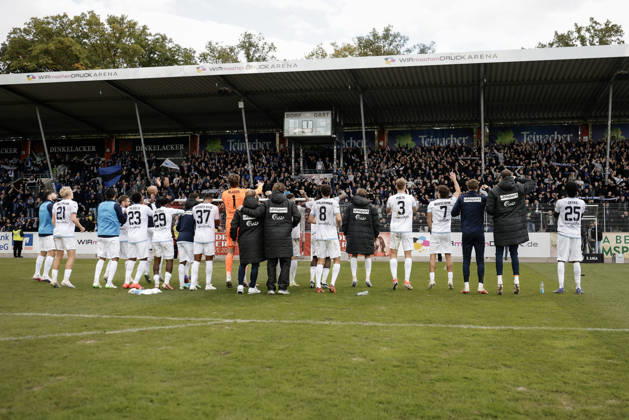 10.10.2026, xhettx, Fussball 3.Liga, SG Sonnenhof Grossaspach - SV Waldhof Mannheim v.l. Jubel nach dem Spiel mit den Fans