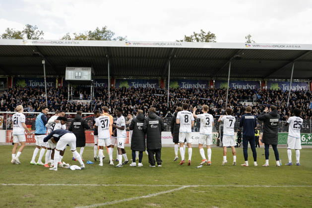 10.10.2026, xhettx, Fussball 3.Liga, SG Sonnenhof Grossaspach - SV Waldhof Mannheim v.l. Jubel nach dem Spiel mit den Fans, Nolan Muteba (SV Waldhof Mannheim, 29) im Fokus der Feier