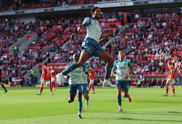10.10.2026, Fussball Bundesliga, 1. FSV Mainz 05 - Bayer 04 Leverkusen, v.l., Torjubel zum 2:3 durch Jarell Quansah (Bayer 04 Leverkusen), Goal celebration, celebrate the goal DFL DFB REGULATIONS PROHIBIT ANY USE OF PHOTOGRAPHS AS IMAGE SEQUENCES AND OR QUASI-VIDEO. xdcx Copyright: HMBxMedia Claus