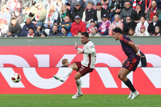 Arijon Ibrahimovic (FC Augsburg, 21) mit Aleksandar Pavlovic (FC Bayern Muenchen, 45), GER, FC Augsburg vs. FC Bayern Muenchen, Fussball, Bundesliga, 5. Spieltag, Saison 2026 2027, 10.10.2026, DFL DFB REGULATIONS PROHIBIT ANY USE OF PHOTOGRAPHS as IMAGE SEQUENCES and or QUASI-VIDEO, GER, FC Augsburg vs. FC Bayern Muenchen, Fussball, Bundesliga, 5. Spieltag, Saison 2026 2027, 10.10.2026 Augsburg Copyright: xEibner-Pressefoto JennixMaulx EP_JML