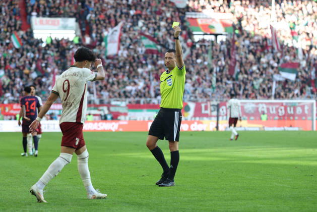 Schiedsrichter Sven Jablonksi zeigt Rodrigo Ribeiro (FC Augsburg, 09) die gelbe Karte, GER, FC Augsburg vs. FC Bayern Muenchen, Fussball, Bundesliga, 5. Spieltag, Saison 2026 2027, 10.10.2026, DFL DFB REGULATIONS PROHIBIT ANY USE OF PHOTOGRAPHS as IMAGE SEQUENCES and or QUASI-VIDEO, GER, FC Augsburg vs. FC Bayern Muenchen, Fussball, Bundesliga, 5. Spieltag, Saison 2026 2027, 10.10.2026 Augsburg Copyright: xEibner-Pressefoto JennixMaulx EP_JML