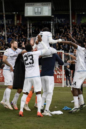 10.10.2026, xhettx, Fussball 3.Liga, SG Sonnenhof Grossaspach - SV Waldhof Mannheim v.l. Jubel nach dem Spiel mit den Fans, Nolan Muteba (SV Waldhof Mannheim, 29) im Fokus der Feier