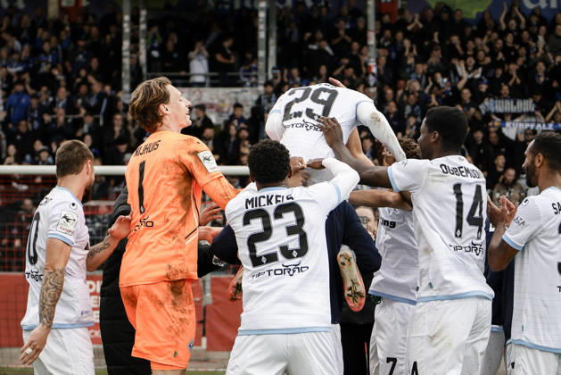 10.10.2026, xhettx, Fussball 3.Liga, SG Sonnenhof Grossaspach - SV Waldhof Mannheim v.l. Jubel nach dem Spiel mit den Fans, Nolan Muteba (SV Waldhof Mannheim, 29) im Fokus der Feier