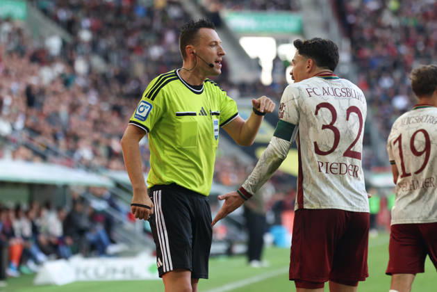 Schiedsrichter Sven Jablonksi im Gespraech mit Fabian Rieder (FC Augsburg, 32), GER, FC Augsburg vs. FC Bayern Muenchen, Fussball, Bundesliga, 5. Spieltag, Saison 2026 2027, 10.10.2026, DFL DFB REGULATIONS PROHIBIT ANY USE OF PHOTOGRAPHS as IMAGE SEQUENCES and or QUASI-VIDEO, GER, FC Augsburg vs. FC Bayern Muenchen, Fussball, Bundesliga, 5. Spieltag, Saison 2026 2027, 10.10.2026 Augsburg Copyright: xEibner-Pressefoto JennixMaulx EP_JML