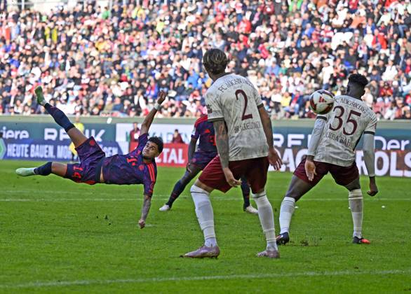 10.10.2026, Fussball Bundesliga 2026 2027, 5.Spieltag, FC Augsburg - FC Bayern München, in der WWK-Arena Augsburg, Luis Diaz (FC Bayern München) trifft zum 1:1, wird dann aberkannt
