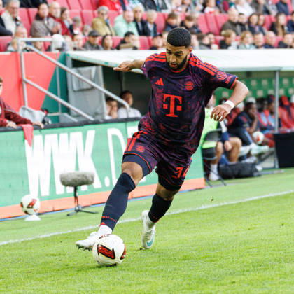 Ismael Saibari (34, FC Bayern München) beim Spiel zwischen FC Augsburg v FC Bayern München, Fussball, Herren, Bundesliga, 2026 2027, 5.Spieltag am 10.10.2026 in Augsburg, WWK ARENA. DFL and DFB regulations prohibit any use of photographs as image sequences and or quasi-video. Bayern Deutschland