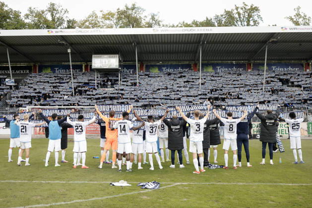 10.10.2026, xhettx, Fussball 3.Liga, SG Sonnenhof Grossaspach - SV Waldhof Mannheim v.l. Jubel nach dem Spiel mit den Fans