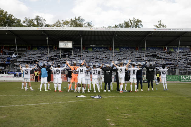 10.10.2026, xhettx, Fussball 3.Liga, SG Sonnenhof Grossaspach - SV Waldhof Mannheim v.l. Jubel nach dem Spiel mit den Fans