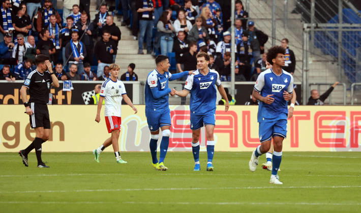 10.10.26 TSG 1899 Hoffenheim - Hamburger SV Deutschland, Sinsheim, 10.10.2026, Fussball, Bundesliga, Saison 2026 2027, TSG 1899 Hoffenheim - Hamburger SV: v.l. Adam Daghim, Fisnik Asllani (beide TSG 1899 Hoffenheim); Jubel Eigentor 1:1 Bornauw.