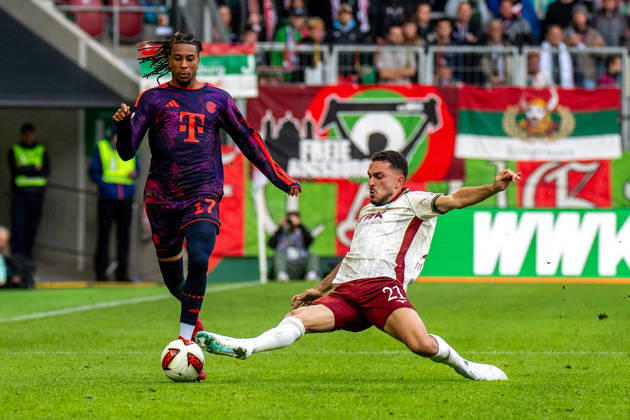 Michael Olise (17 Bayern) und Arijon Ibrahimovic (21 Augsburg) in Aktion beim Bundesligaspiel FC Augsburg - FC Bayern München am 10.10.2026.