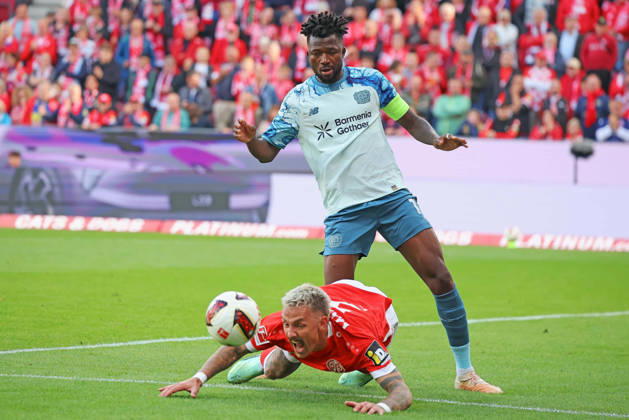 Mainz, Deutschland 10. Oktober 2026: 1. Bundesliga - 2026 2027 - 5. Spieltag - 1. FSV Mainz 05 gegen Bayer 04 Leverkusen Im Bild: v. li. im Zweikampf Phillip Tietz (M05) gegen Edmond Tapsoba (B04). DFL regulations prohibit any use of photographs as image sequences and or quasi-video Mewa Arena Rheinland - Pfalz Copyright: xFotostandx xRacochax