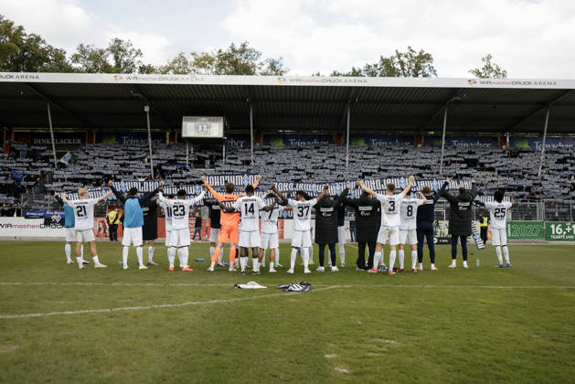 10.10.2026, xhettx, Fussball 3.Liga, SG Sonnenhof Grossaspach - SV Waldhof Mannheim v.l. Jubel nach dem Spiel mit den Fans