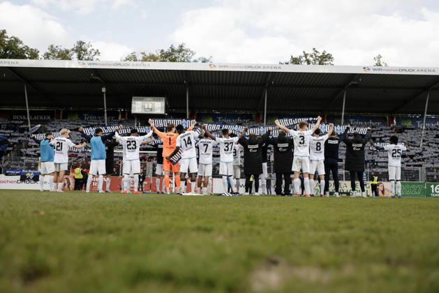 10.10.2026, xhettx, Fussball 3.Liga, SG Sonnenhof Grossaspach - SV Waldhof Mannheim v.l. Jubel nach dem Spiel mit den Fans
