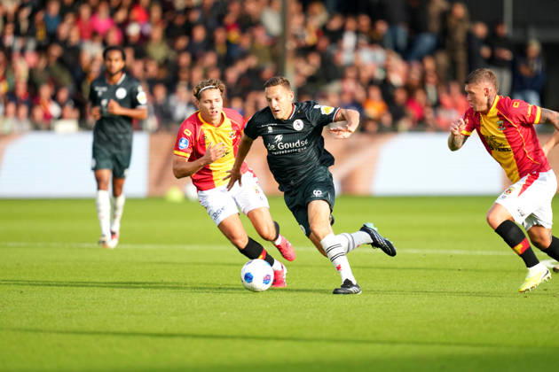 Eredivisie: Go Ahead Eagles v Sparta Rotterdam Deventer - Evert Linthorst of Go Ahead Eagles duels for the ball with Jens Toornstra of Sparta Rotterdam and Victor Edvardsen of Go Ahead Eagles during the eighth competition round of the 2026 2027 Eredivisie season. The match is set between Go Ahead Eagles and Sparta Rotterdam at De Adelaarshorst on 10 October 2026 in Deventer, Netherlands. (Hero Images Danny de Groot) Copyright: xDannyxdexGrootx