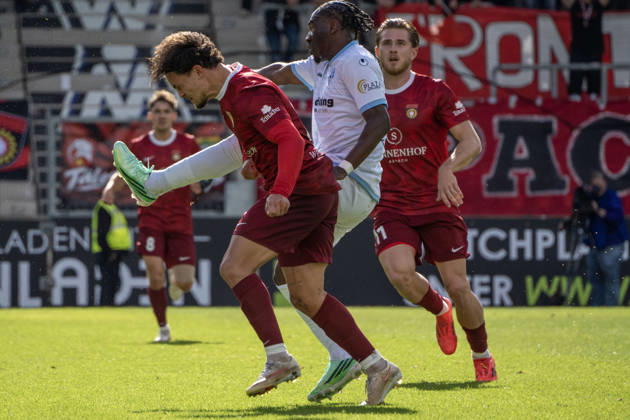 10.10.2026, xerix, Fussball 3.Liga, SG Sonnenhof Grossaspach - SV Waldhof Mannheim v.l. Zweikampf zwischen 1 Darnell Keumo Owono (SV Waldhof Mannheim) und Nikos Zografakis (SG Sonnenhof Großaspach) Aspach