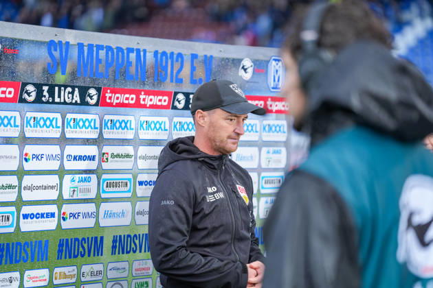 Deutschland: Fussball, 3. Liga, 8. Spieltag, Hänsch-Arena, Meppen, Emsland, Niedersachsen, SV Meppen vs. VfB Stuttgart U21, U 21 VfB Stuttgart II: Nico Willig (Trainer, VfB Stuttgart U21) im Interview Copyright: xMichelxWittex