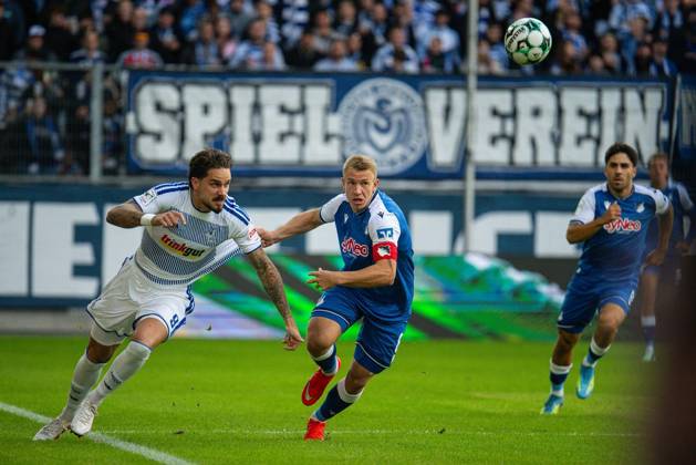 3.Liga MSV Duisburg - TSG Hoffenheim II ** NUR FÜR REDAKTIONELLE ZWECKE ** EDITORIAL USE ONLY **<p>Fußball 3.Liga MSV Duisburg - TSG Hoffenheim II am 10.10.26 in der Schauinsland-Reisen Arena in Duisburg Lex Tyger Lobinger ( Duisburg ),links -Valentin Lässig ( Hoffenheim 2),rechts Duisburg Copyright: JakobxKlos