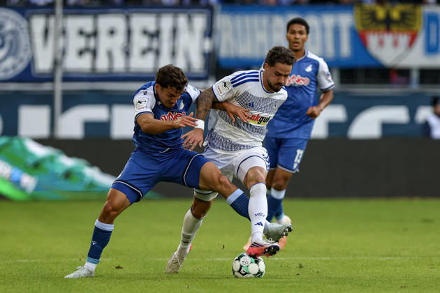 10.10.2026, GER, Fussball, Herren, 3. Liga, Saison 2026 2027, MSV Duisburg - TSG Hoffenheim II Sean Dulic (TSG II) und Lex-Tyger Lobinger (Duisburg) im Kampf um den Ball Duisburg schauinsland-reisen-Arena Nordrhein-Westfalen Deutschland Copyright: xAdrianxSchlüterx