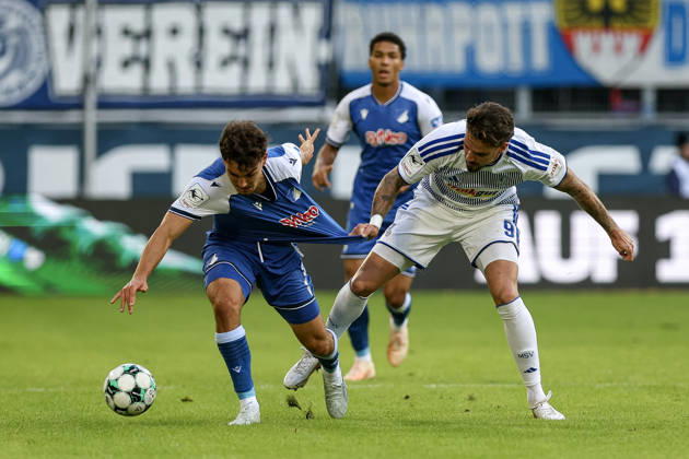 10.10.2026, GER, Fussball, Herren, 3. Liga, Saison 2026 2027, MSV Duisburg - TSG Hoffenheim II Sean Dulic (TSG II) und Lex-Tyger Lobinger (Duisburg) im Kampf um den Ball Duisburg schauinsland-reisen-Arena Nordrhein-Westfalen Deutschland Copyright: xAdrianxSchlüterx
