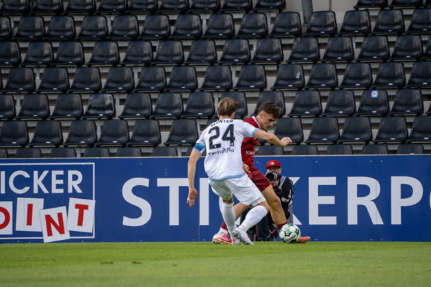 10.10.2026, xerix, Fussball 3.Liga, SG Sonnenhof Grossaspach - SV Waldhof Mannheim v.l. Zweikampf zwischen Lukas Klünter (SV Waldhof Mannheim) und Luca Damiano Molinari (SG Sonnenhof Großaspach) Aspach