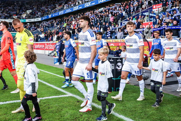 Fussball, 3.Liga Saison 2026 2027 8.Spieltag MSV Duisburg - TSG 1899 Hoffenheim II 10.10.2026, schauinsland-reisen-arena Max Braune (MSV Duisburg, 1) Tobias Fleckstein (MSV Duisburg, 5) Ben Schlicke (MSV Duisburg, 40) beim Einlauf Duisburg schauinsland-reisen-arena Nordrhein-Westfalen Deutschland